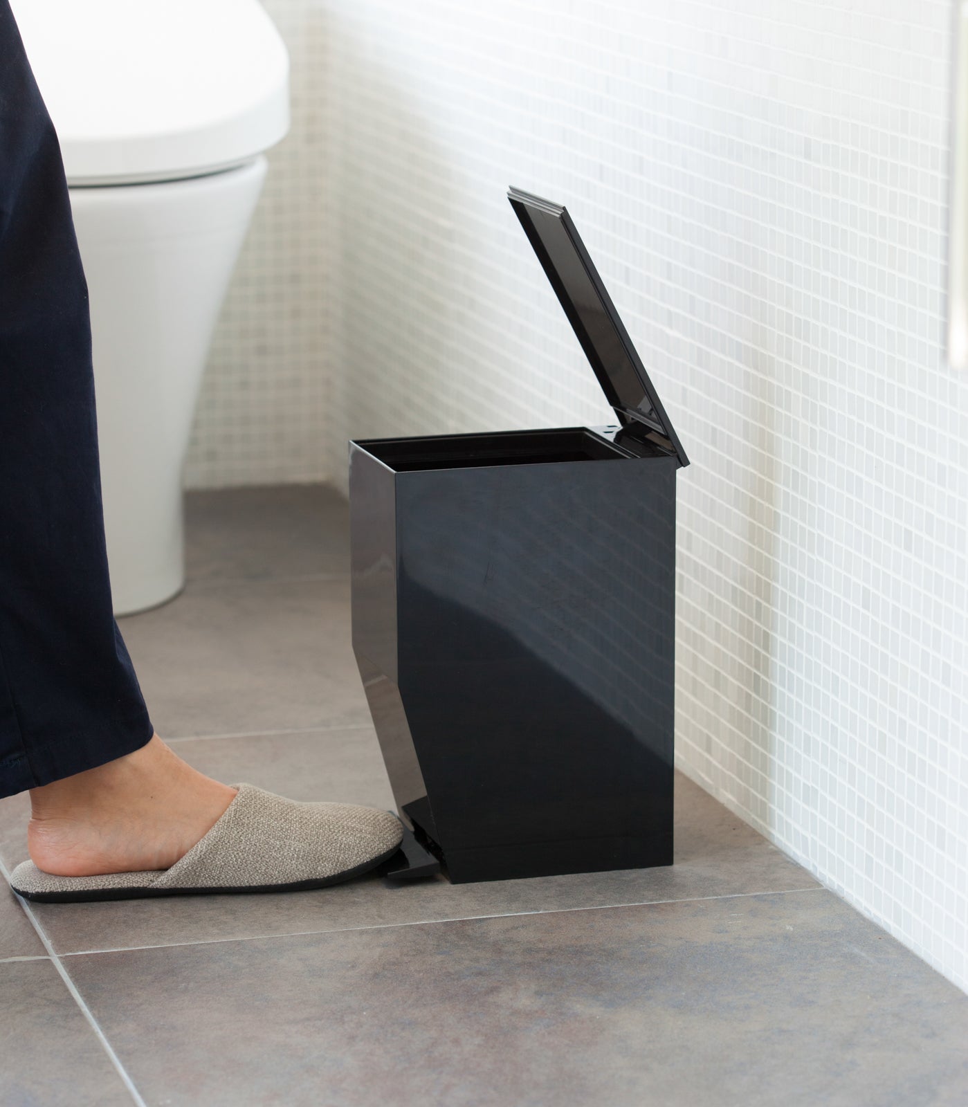 Compact Step Trash Can - Neat Corners