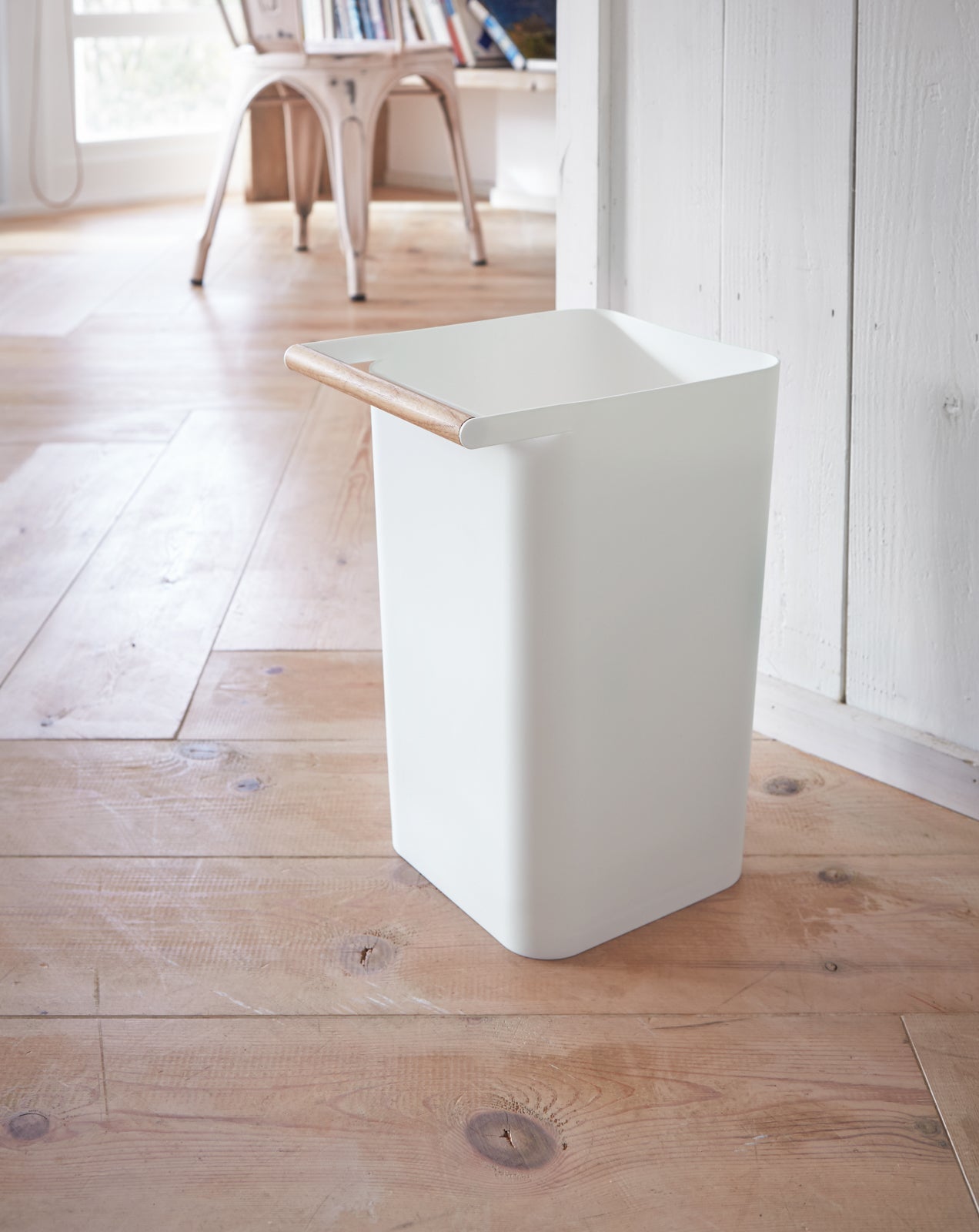 Compact Living Room Trash Can - Neat Corners