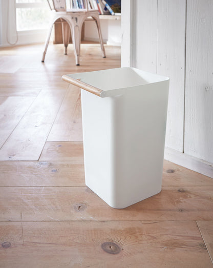 Compact Living Room Trash Can - Neat Corners