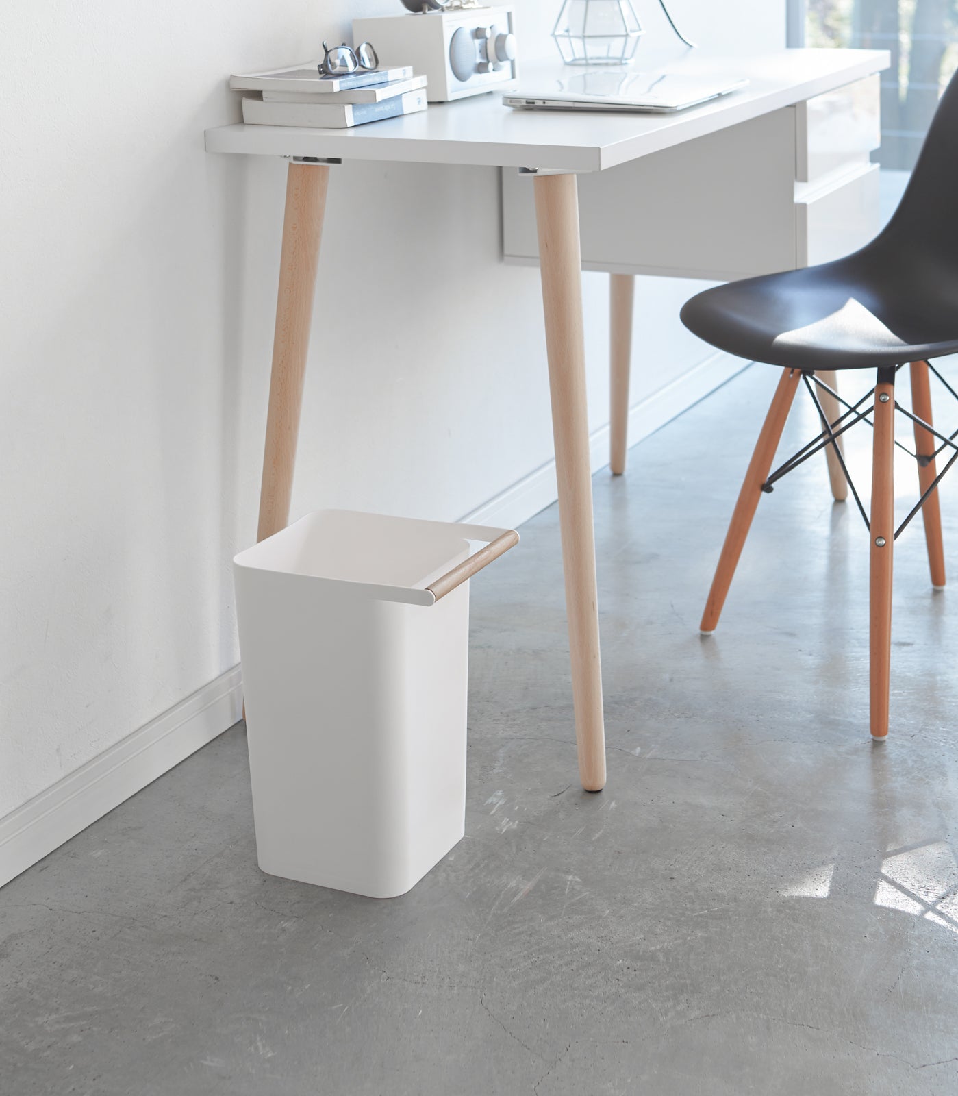 Compact Living Room Trash Can - Neat Corners